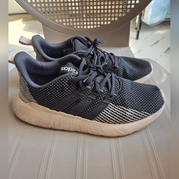 Adidas Questar Flow dark gray / charcoal sneakers size 8 - Picture 1 of 6